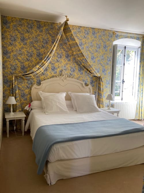 Chambre Dauphine avec lit à baldaquin et papier peint floral jaune au Château de Ré, Le Petit Pressigny