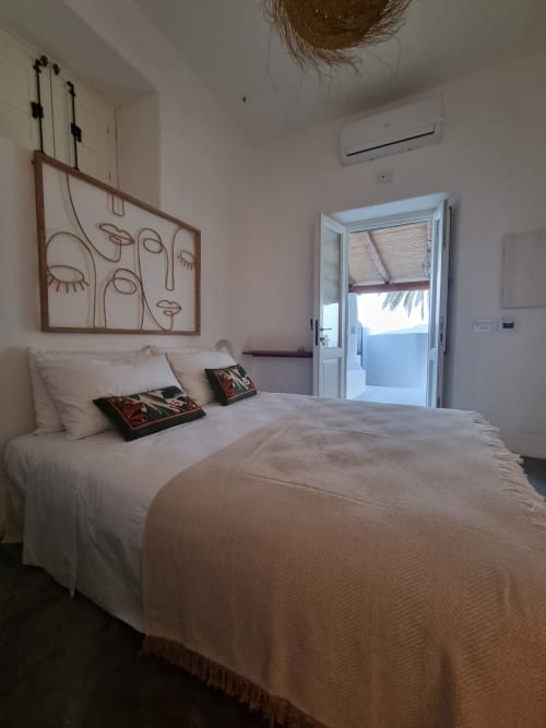 Miravilla Salina Schlafzimmer mit Meerblick, weißem Bett, minimalistischen Linien und Terrassentüren in Santa Marina Salina