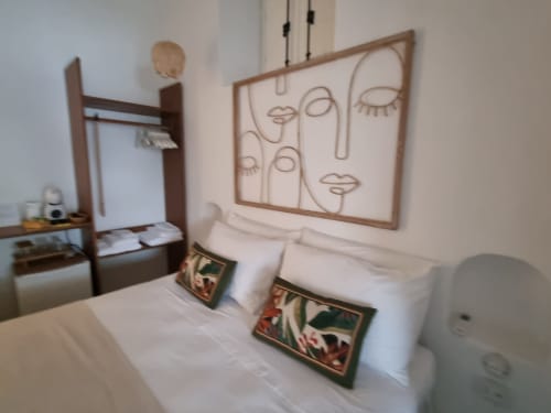 Camera elegante a Miravilla Salina con arte minimalista sopra il letto, mobili in legno e biancheria bianca