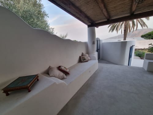 Minimalistische Terrasse in Miravilla Salina mit eingebauten Sitzbänken, Meerblick auf Lingua und die sizilianische Küste