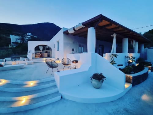 Weiß getünchte Villa Miravilla Salina in der Dämmerung mit Meerblick, Terrassensitzplätzen und Ambientelicht in Santa Marina Salina