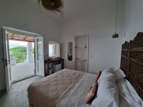 Helles Schlafzimmer in Miravilla Salina mit Meerblick, Terrassenzugang, modernen Annehmlichkeiten und verziertem Kopfteil