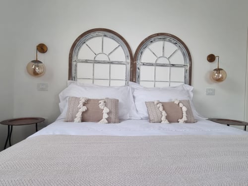 Camera moderna a Miravilla Salina B&B con testiere ad arco, biancheria bianca e arredamento costiero a Salina, Sicilia