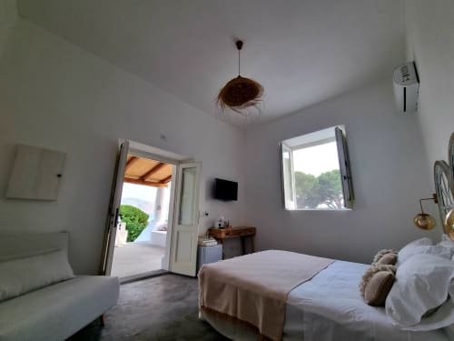 Helles Schlafzimmer im Miravilla Salina B&B auf Salina, Sizilien mit Meerblick, modernen Annehmlichkeiten und mediterranem Charme