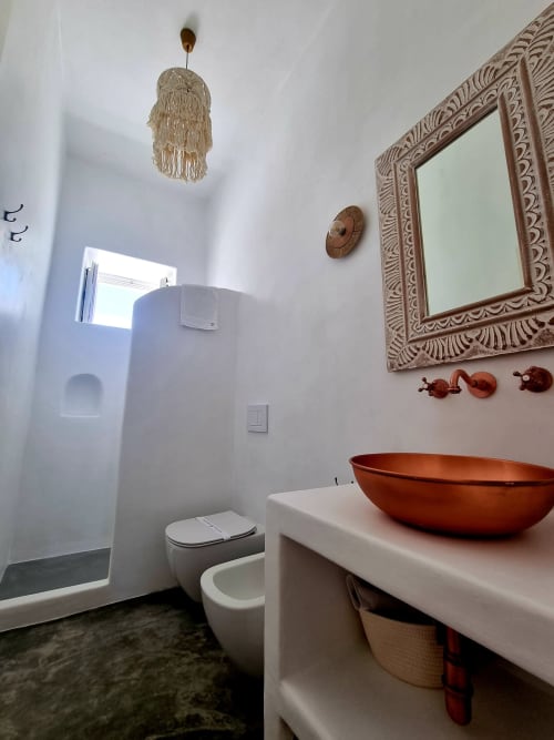 Modernes Badezimmer in Miravilla Salina mit weißen Wänden, Terrakotta-Waschbecken, dekorativem Spiegel und Dusche mit Meerblick