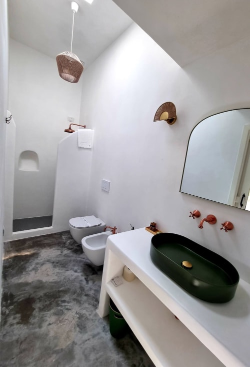 Modernes Badezimmer in Miravilla Salina mit schwarzem Aufsatzwaschbecken, weißer Armatur, Kupferakzenten und minimalistischem Design