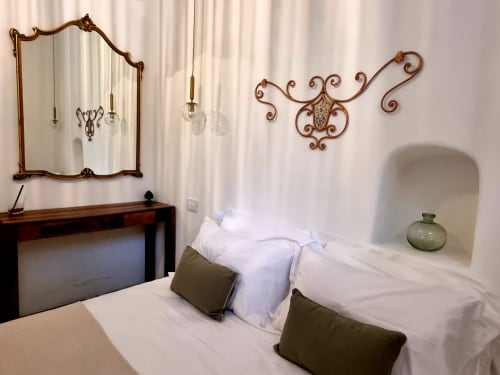 Camera elegante al Miravilla Salina B&B con specchio ornato, biancheria bianca, cuscini oliva e arredamento costiero a Salina, Sicilia