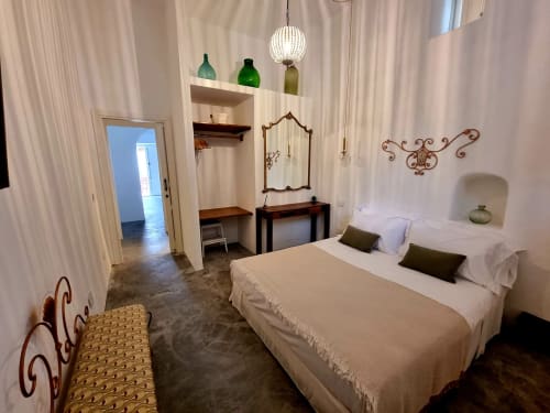 Miravilla Salina Schlafzimmer in Santa Marina Salina mit Doppelbett, Holzmöbeln, dekorativem Spiegel und Pendelleuchte