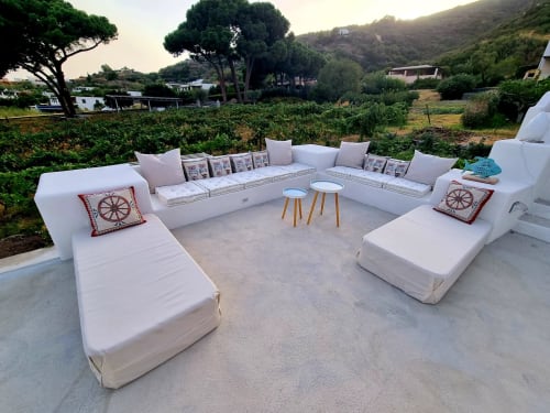 Weißer Loungebereich mit Blick auf Weinberge in Miravilla Salina, Santa Marina Salina, Sizilien