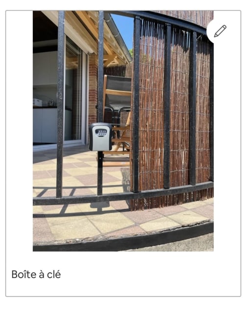 Clavier d'accès à la Suite d'amour et détente BnB à Chartrettes, entrée moderne en verre avec écrans en bois