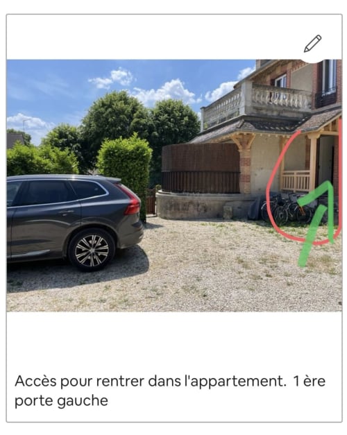 Cour gravillonnée avec SUV foncé et porte-vélos vert à Suite d'amour, gîte Chartrettes