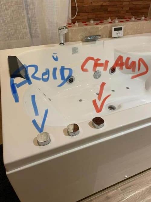 Baignoire à jets hydromassants étiqueté au spa Suite d'amour et détente à Chartrettes, France