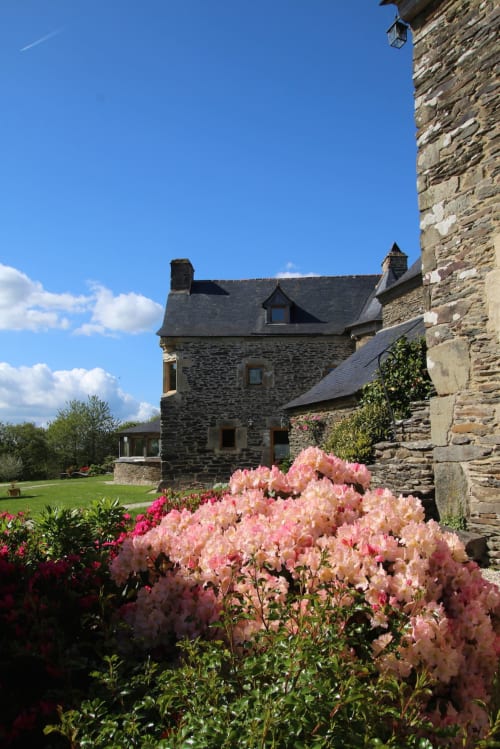 Manoir, chateau, bretagne, rhododendrons, ciel bleu, sommer, chambre d'hôtes, Domaine de Kervennec