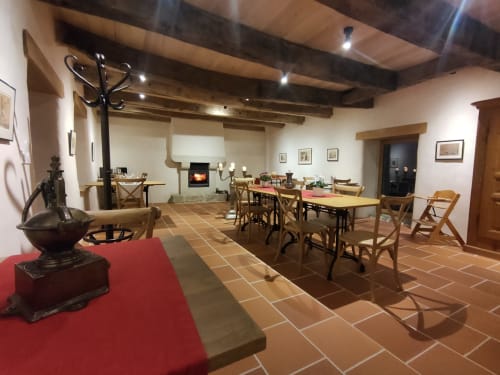 salle à manger, manoir, chambre d'hôtes, petit-déjeuner, cheminée, poutres, tomettes, terra cotta, gravures, Ferdiparis, Terdivari