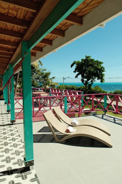 Tumbonas de playa bajo patio cubierto en Seaflower boutique lodge, San Andrés con vista al turquesa océano