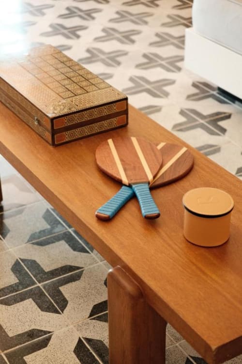 Raquetas de ping pong y pelota sobre mesa de madera en Seaflower boutique lodge, San Andrés