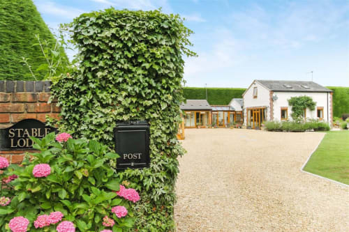 Stable Lodge B&B in Cheltenham | Driveway