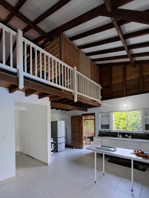 Cuisine de la Villa Tourmaline avec mezzanine, électroménagers inox et vue sur la rivière au Lorrain