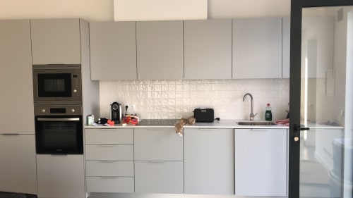 Modern white kitchen at Star Host Bordeira with built-in appliances, white backtile, and countertop essentials