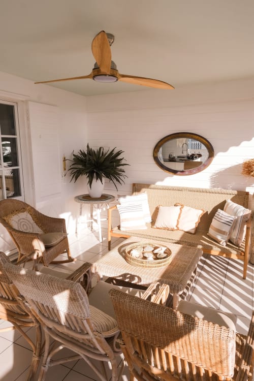 Dans les espaces de vie, vous trouverez des éléments décoratifs inspirés de la nature guadeloupéenne, tels que des coquillages, des coraux et des motifs tropicaux. Ces touches subtiles évoquent les paysages paradisiaques de l'île