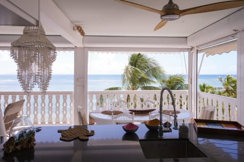 Imaginez-vous siroter un cocktail exotique en admirant la vue époustouflante sur les eaux turquoise scintillantes depuis votre terrasse. Au loin Marie-galante, la Dominique et Les Saintes