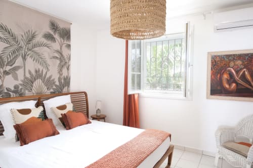 les éléments décoratifs soigneusement sélectionnés captivent l'imagination et invitent  à découvrir à découvrir la beauté et la diversité de de la Guadeloupe à travers ses traditions, son art et sa nature exubérante. 