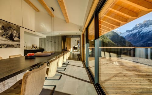 Salle à manger luxueuse avec vue sur les montagnes au Chalet Mont-Blanc, Chamonix