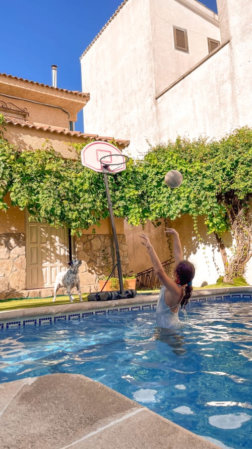 Huésped jugando baloncesto en la piscina de Casa Rural Villa del Jerte, El Torno Cáceres