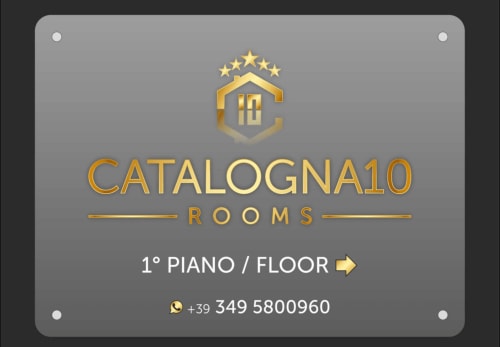 Catalogna10 Rooms sign for 1st floor, Alghero hotel with gold logo and contact number +39 349 5800960