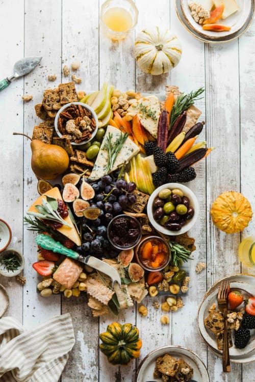 Plateau de charcuterie automnale avec fromage, fruits, noix et légumes au Prieuré du Preux, Sépeaux Saint-Romain