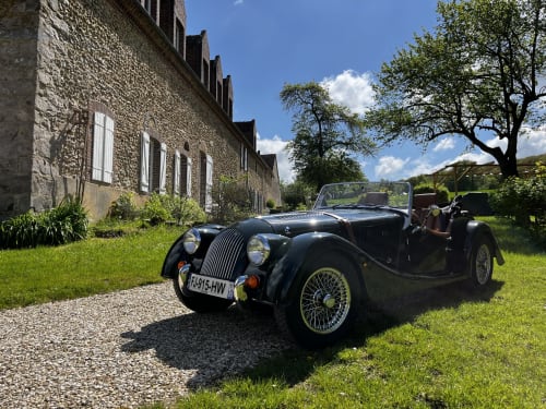 Élégante voiture de sport décapotable noire garée à l'hôtel de charme Le Prieuré Du Preux à Sépeaux Saint Romain, France