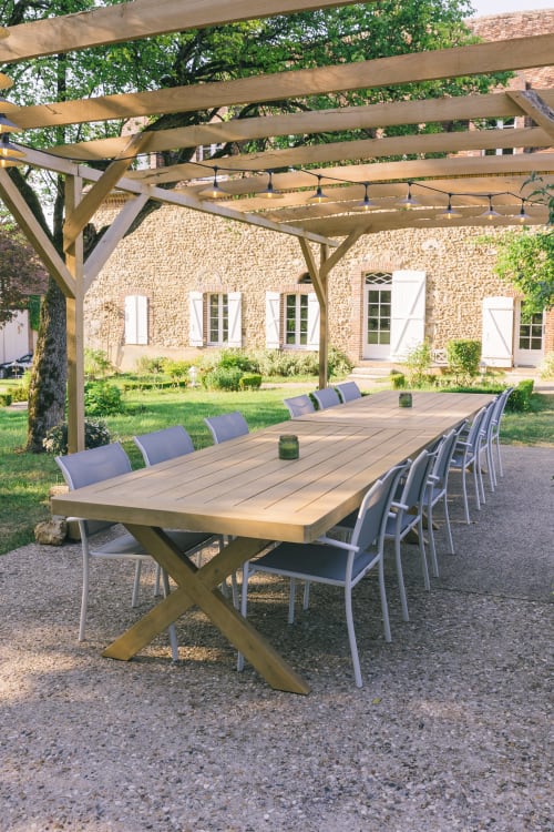 Espace de restauration extérieure au Le Prieuré Du Preux avec une longue table en bois sous pergola, Sépeaux Saint Romain