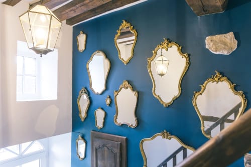 Miroirs dorés ornementés sur mur bleu profond à l'hôtel-boutique Le Prieuré Du Preux à Sépeaux, France