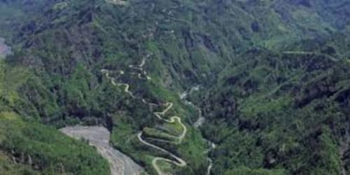 Route sinueuse à travers une forêt luxuriante dans les montagnes de Cilaos, Réunion, près de l'hôtel Au pied des Sources