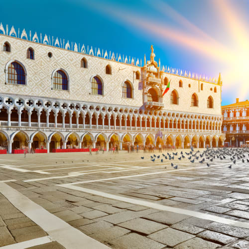 Una foto di Palazzo Ducale illuminato di notte con la Piazza San Marco
