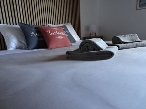 Un lit King size vous attend dans cette chambre rénovée.