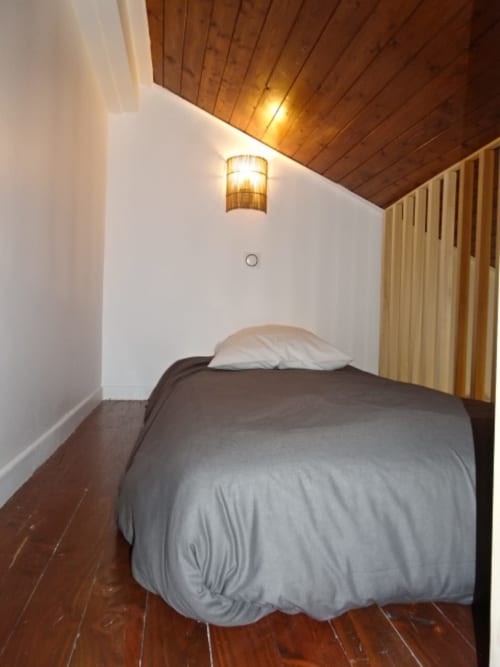 Un lit en mezzanine vous permet d'accueillir une troisième personne dans cette grande chambre.