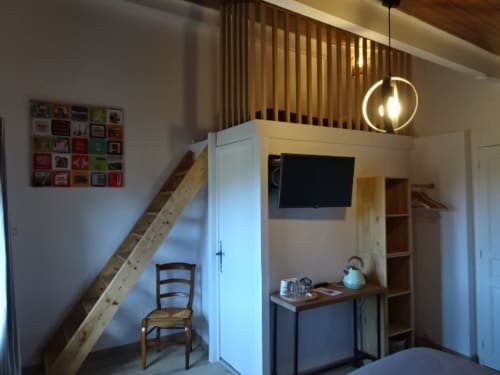 Toute équipée avec télévision et plateau de courtoisie, cette chambre vous donnera toute satisfaction.
