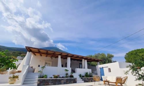 Villa bianca Miravilla Salina B&B con pergolato in legno, Santa Marina Salina, Sicilia