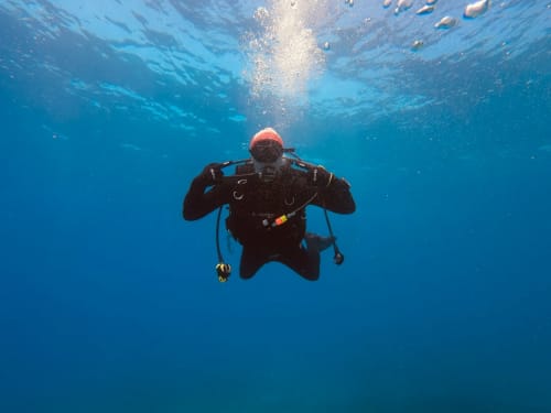 Buzo explorando las aguas cristalinas del Caribe en Seaflower boutique lodge, San Andrés y Providencia.
