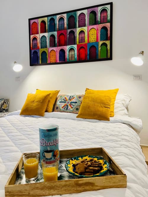 Camera colorata di Casa Castagna B&B a Salerno con arte murale vivace sopra il letto e vassoio della colazione