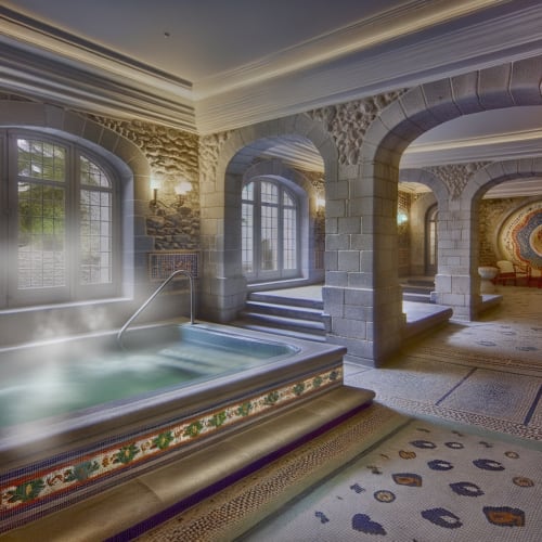 Piscine intérieure du spa de l'hôtel