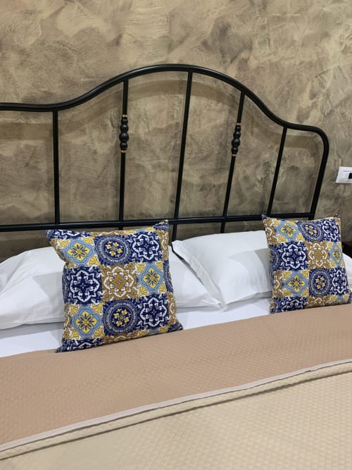 Maryam 23 Double Deluxe Room in Siracusa with ornate pillows and black metal headboard