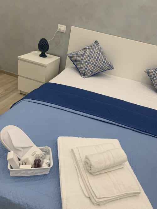 Blue Room Double at Maryam 23 B&B in Siracusa with bed, pillows, towels and nightstand
