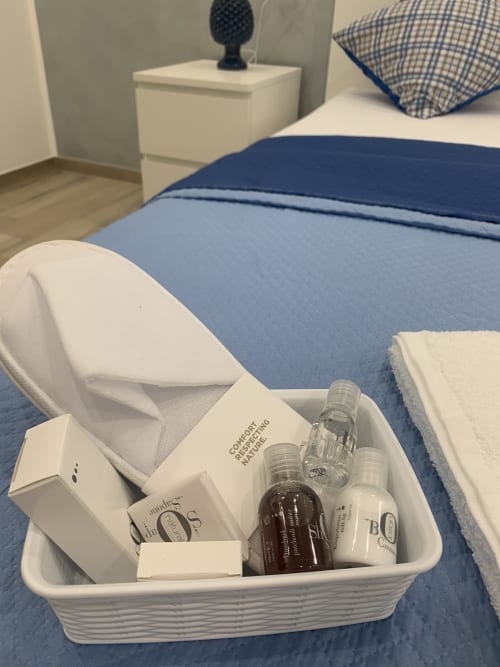 Welcome amenities basket in Blue Room Double at Maryam 23 B&B, Siracusa, with toiletries on blue bedding