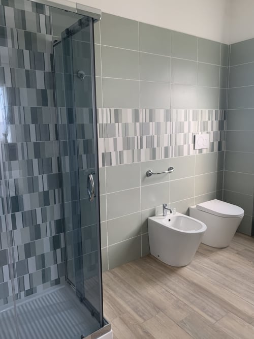 Modern bathroom at Maryam 23 B&B in Siracusa with shower, dual sinks, toilet, and bidet