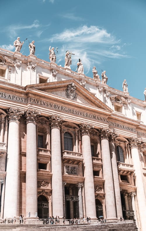 Fachada de la Basílica de San Pedro con columnas clásicas en la Ciudad del Vaticano, Roma, Italia