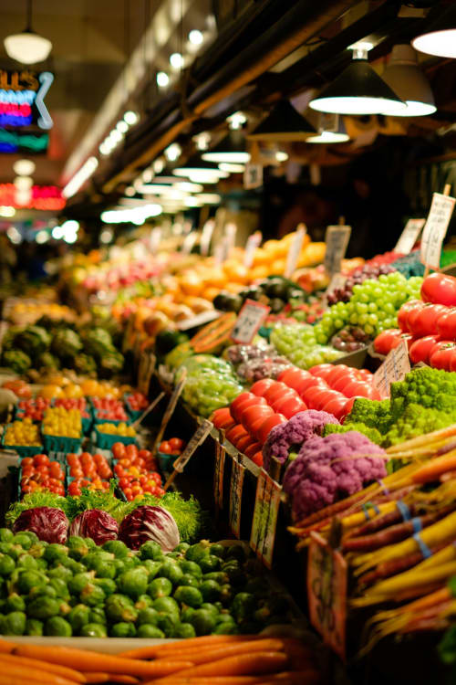 Étalage coloré du marché fermier avec légumes et fruits frais près de l'Hôtel Le Trouville à Trouville sur Mer