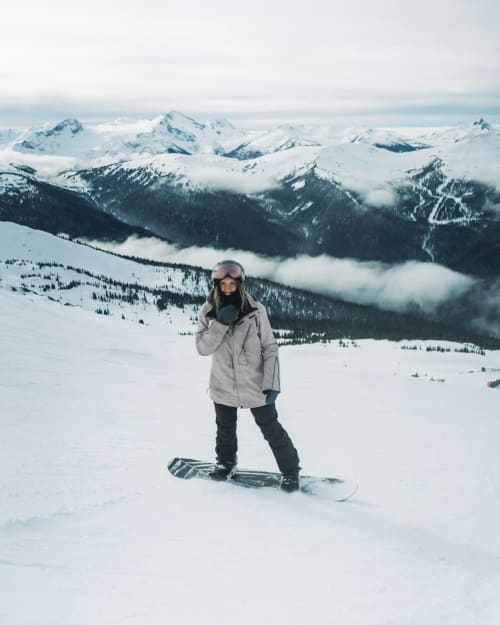 Skifahrer im Hotel Le Clou in Arvier, Italien, mit Blick auf schneebedeckte Berggipfel und bewaldete Täler