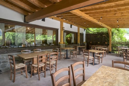 Moderna area dining coperta presso l'Hotel Le Clou ad Arvier con travi di legno, sedie rustiche e ampie finestre con vista su